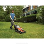 BLACK+DECKER 40v max akumulatorska kosilnica z baterijo in polnilcem priložena 8B2Z419 na prostem - Image 4