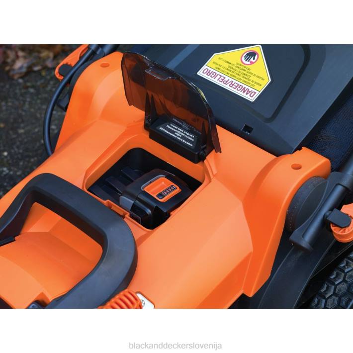 BLACK+DECKER 40v max akumulatorska kosilnica z baterijo in polnilcem priložena 8B2Z422 na prostem - Image 4