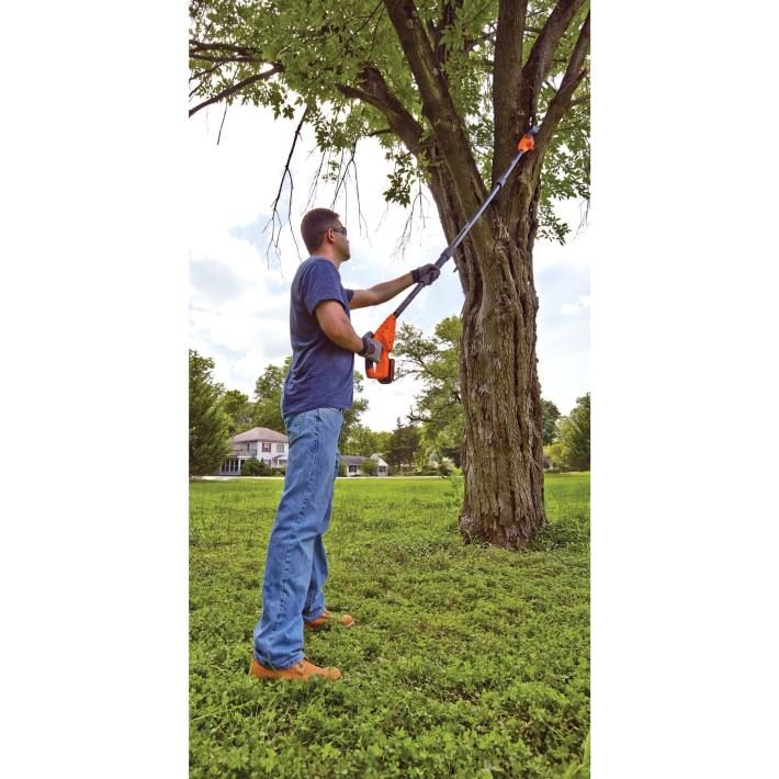 BLACK+DECKER 8-palčna akumulatorska žaga z največjo napetostjo 20 V 8B2Z395 na prostem - Image 2