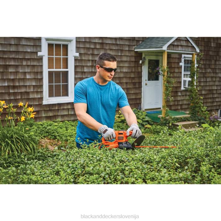 BLACK+DECKER električne škarje za živo mejo 17 in. 8B2Z501 na prostem - Image 3