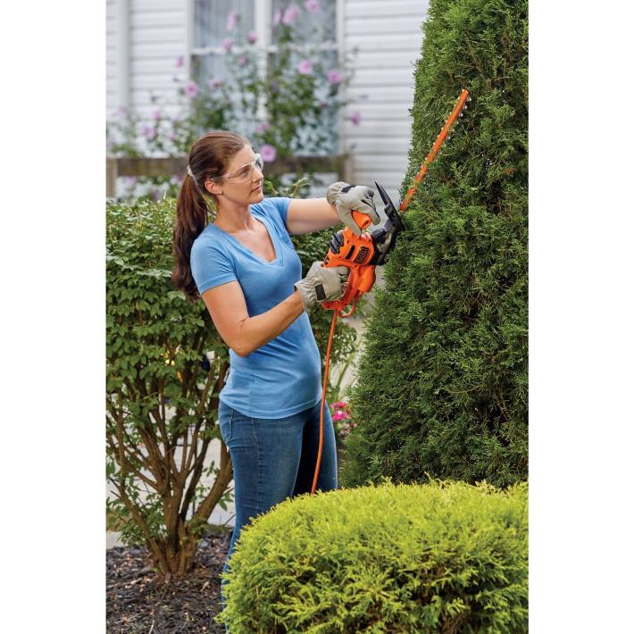 BLACK+DECKER električne škarje za živo mejo 17 in. 8B2Z501 na prostem - Image 4