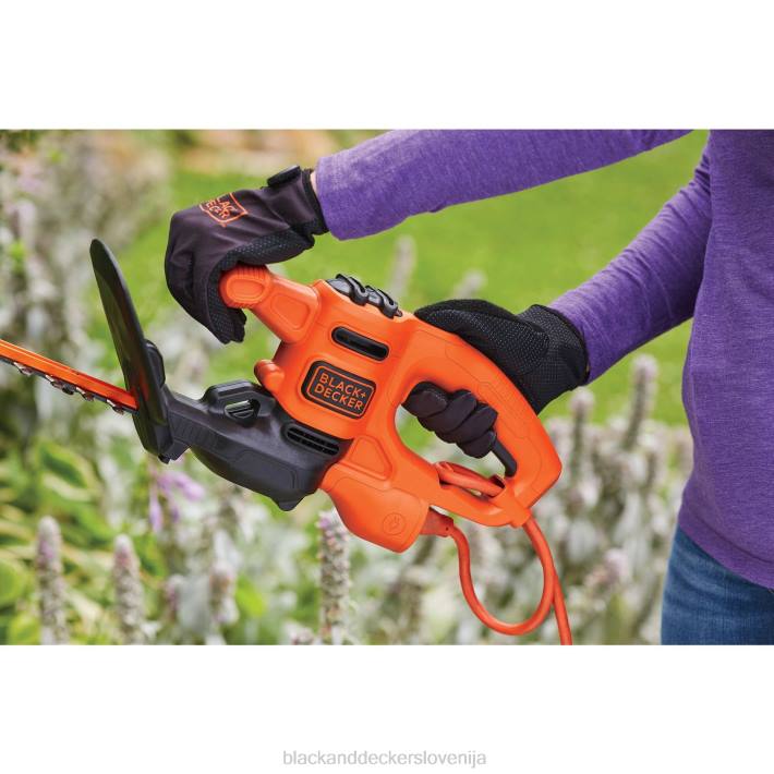 BLACK+DECKER električne škarje za živo mejo 17 in. 8B2Z501 na prostem - Image 5