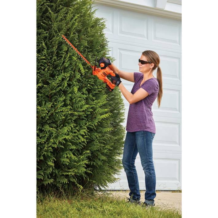 BLACK+DECKER Priložena baterija in polnilec za akumulatorske škarje za živo mejo največ 20 V 8B2Z502 na prostem - Image 5