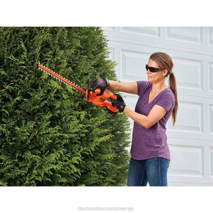 BLACK+DECKER Priložena baterija in polnilec za akumulatorske škarje za živo mejo največ 20 V 8B2Z502 na prostem - Image 1