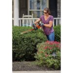 BLACK+DECKER škarje za živo mejo z 20-palčno žago na kabel 8B2Z504 na prostem - Image 4