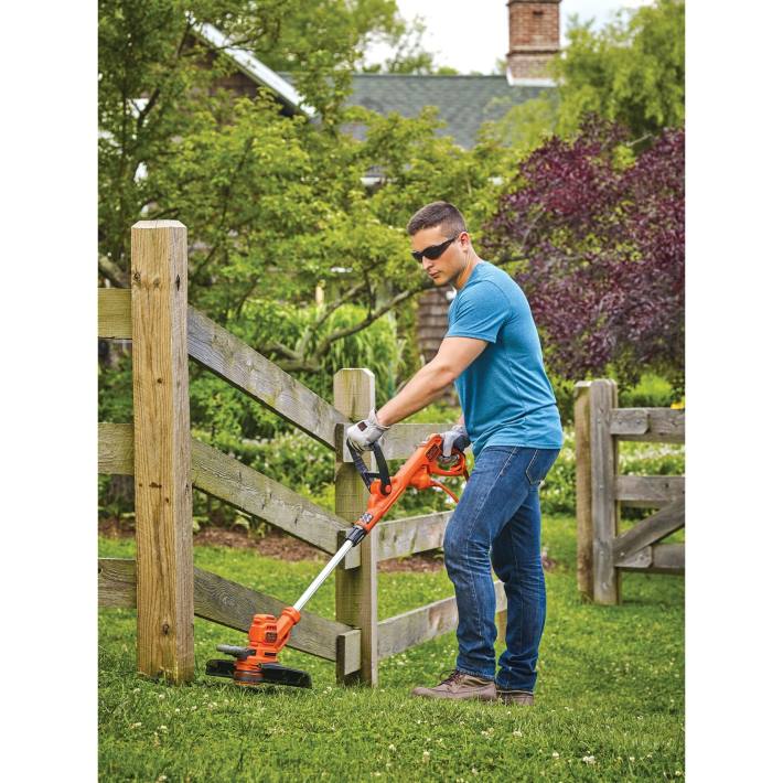 blackdecker_trimer_z_nitko_elektricni_14_col_8b2z492_na_prostem.jpg BLACK+DECKER trimer z nitko električni 14-col 8B2Z492 na prostem - Image 1
