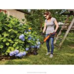 BLACK+DECKER 12-palčni obrezovalnik z vrvico maks. 20 V 8B2Z478 na prostem