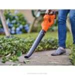 BLACK+DECKER 20v max akumulatorski pometač s funkcijo powerboost 8B2Z428 na prostem - Image 5