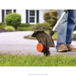 BLACK+DECKER 2-stopenjski 12-palčni brezžični prirezovalnik z vrvico največ 20 V 8B2Z484 na prostem - Image 4