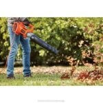 BLACK+DECKER aksialni puhalnik za listje 9 amperov 8B2Z445 na prostem - Image 3