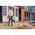 BLACK+DECKER aksialni puhalnik za listje 9 amperov 8B2Z445 na prostem - Image 4