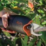 BLACK+DECKER akumulatorski obrezovalnik 8B2Z500 na prostem